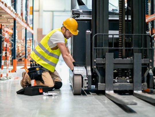 3 Tips for Saving Money on Forklift Maintenance