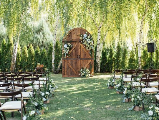 Planning an outdoor wedding? Learn tips for choosing the right venue, preparing for weather, keeping guests comfortable, and creating a memorable celebration.