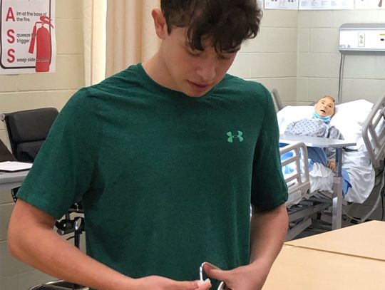 Pelahatchie HS Health class takes vital signs hands on