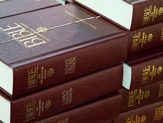 What's the Difference Between Large and Giant Print Bibles?