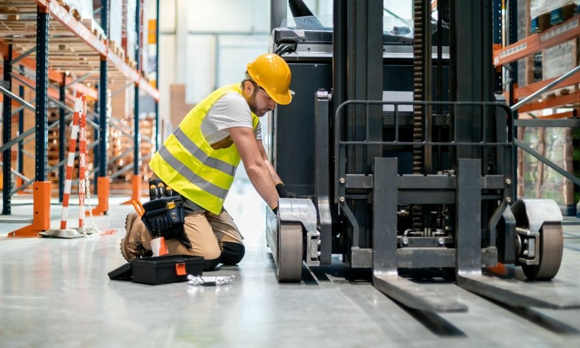 3 Tips for Saving Money on Forklift Maintenance