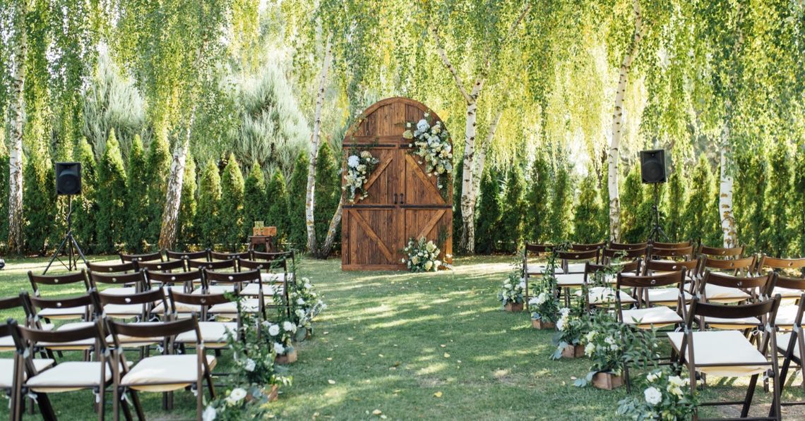 Planning an outdoor wedding? Learn tips for choosing the right venue, preparing for weather, keeping guests comfortable, and creating a memorable celebration.
