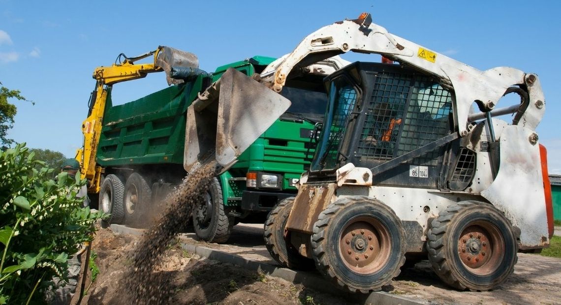 The Differences Between an Excavator and a Skid Steer