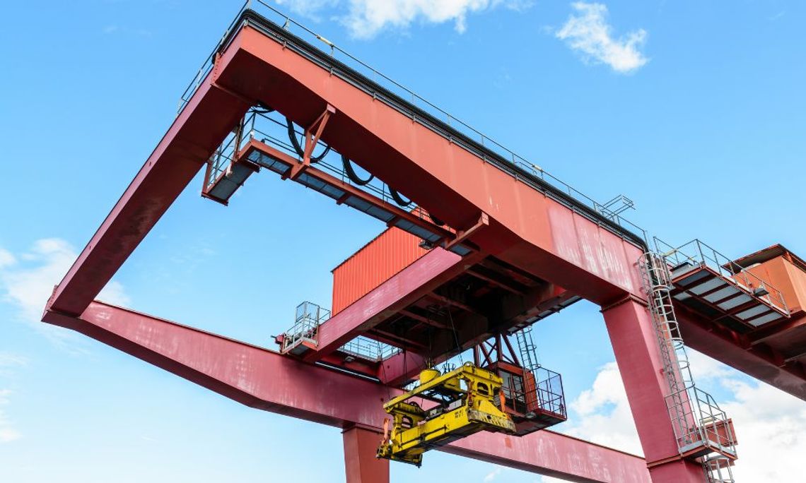 The Importance of Transloading in Material Shipping