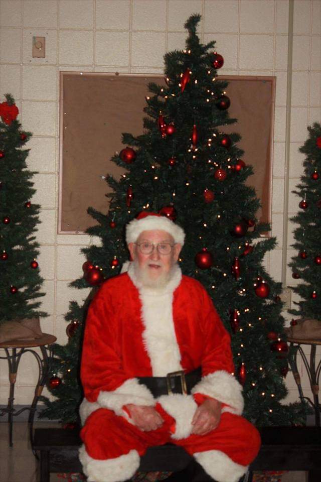 Harold Phillips was the Santa for Walters Pancake Breakfast, and Pelahatchie’s Pancake Breakfast and Firefi ghter’s Dinner. He is shown here at Pelahatchie Elementary. He passed away in August 2021.